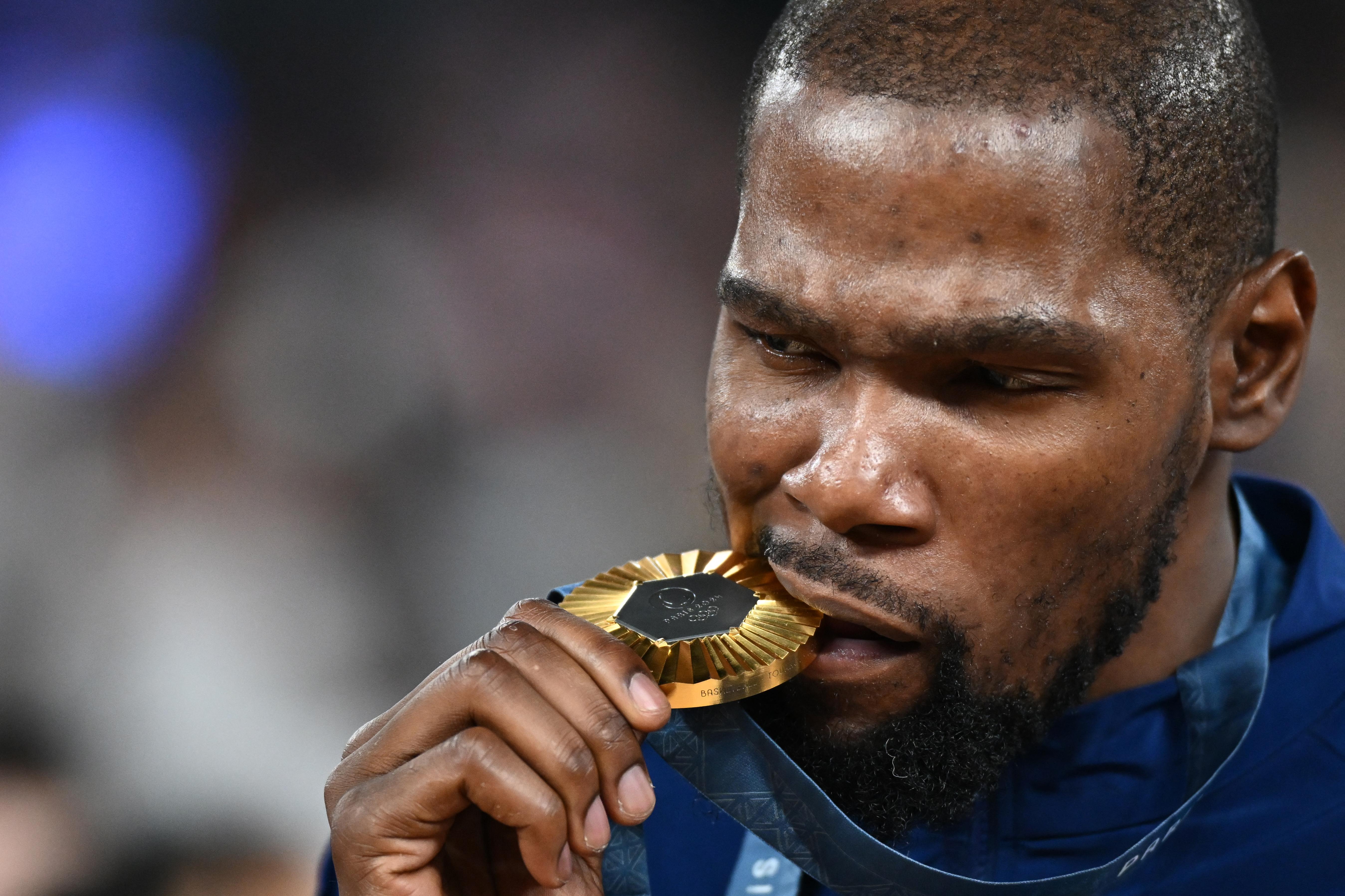 BASKETBALL-OLY-PARIS-2024-FRA-USA-MEDALS