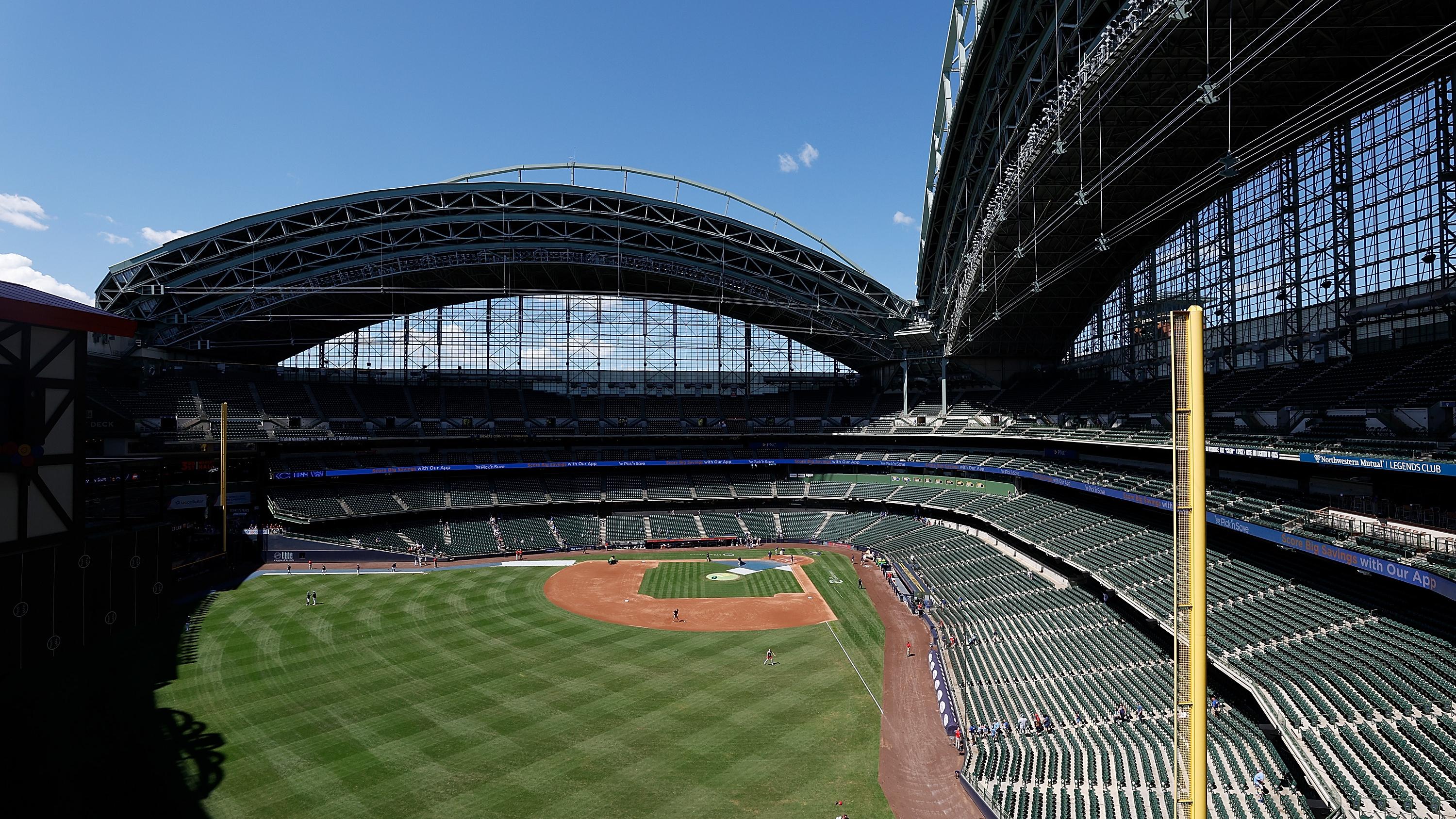 Cincinnati Reds v Milwaukee Brewers