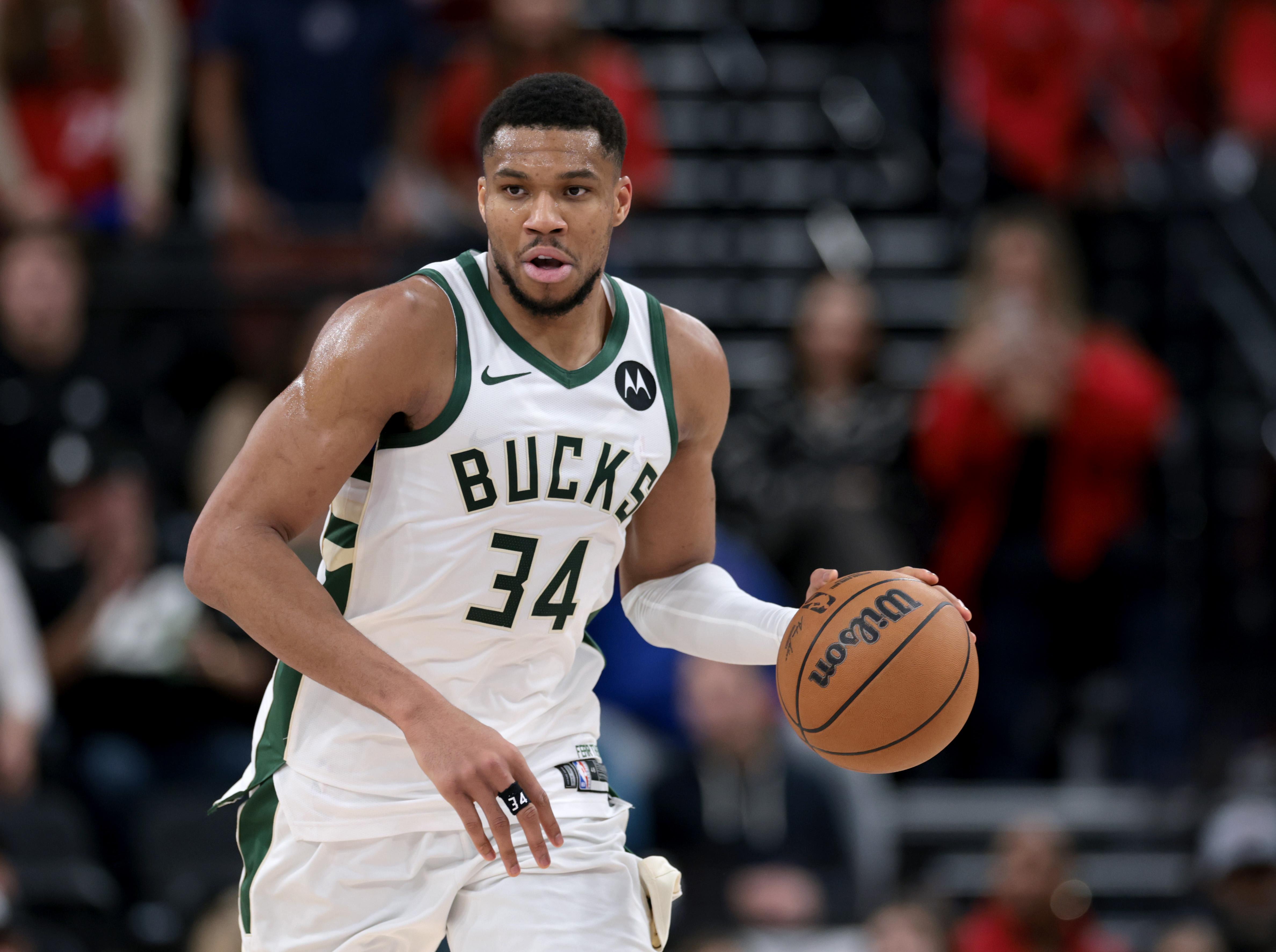 Milwaukee Bucks v Los Angeles Clippers