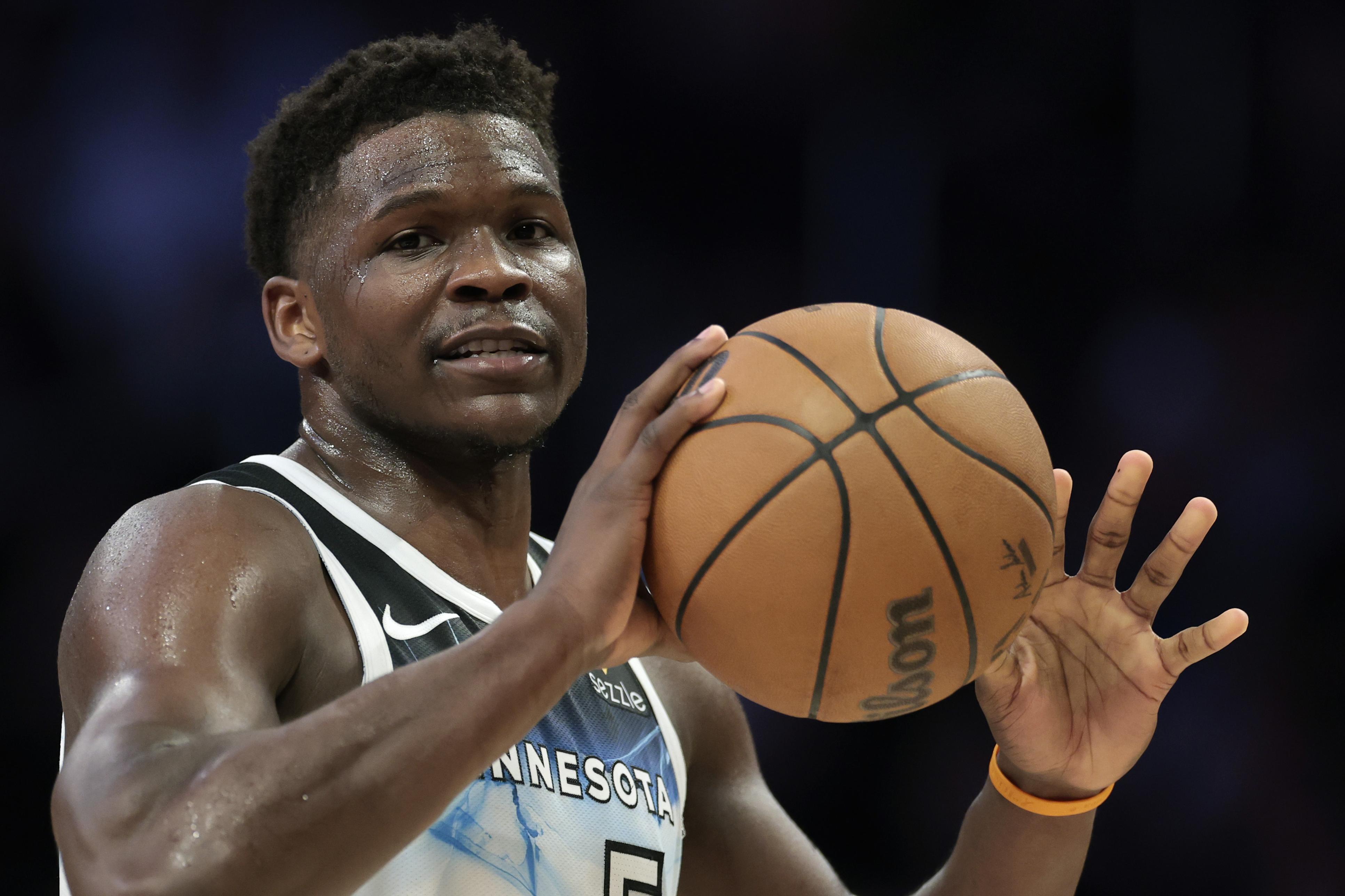 Minnesota Timberwolves v Los Angeles Lakers