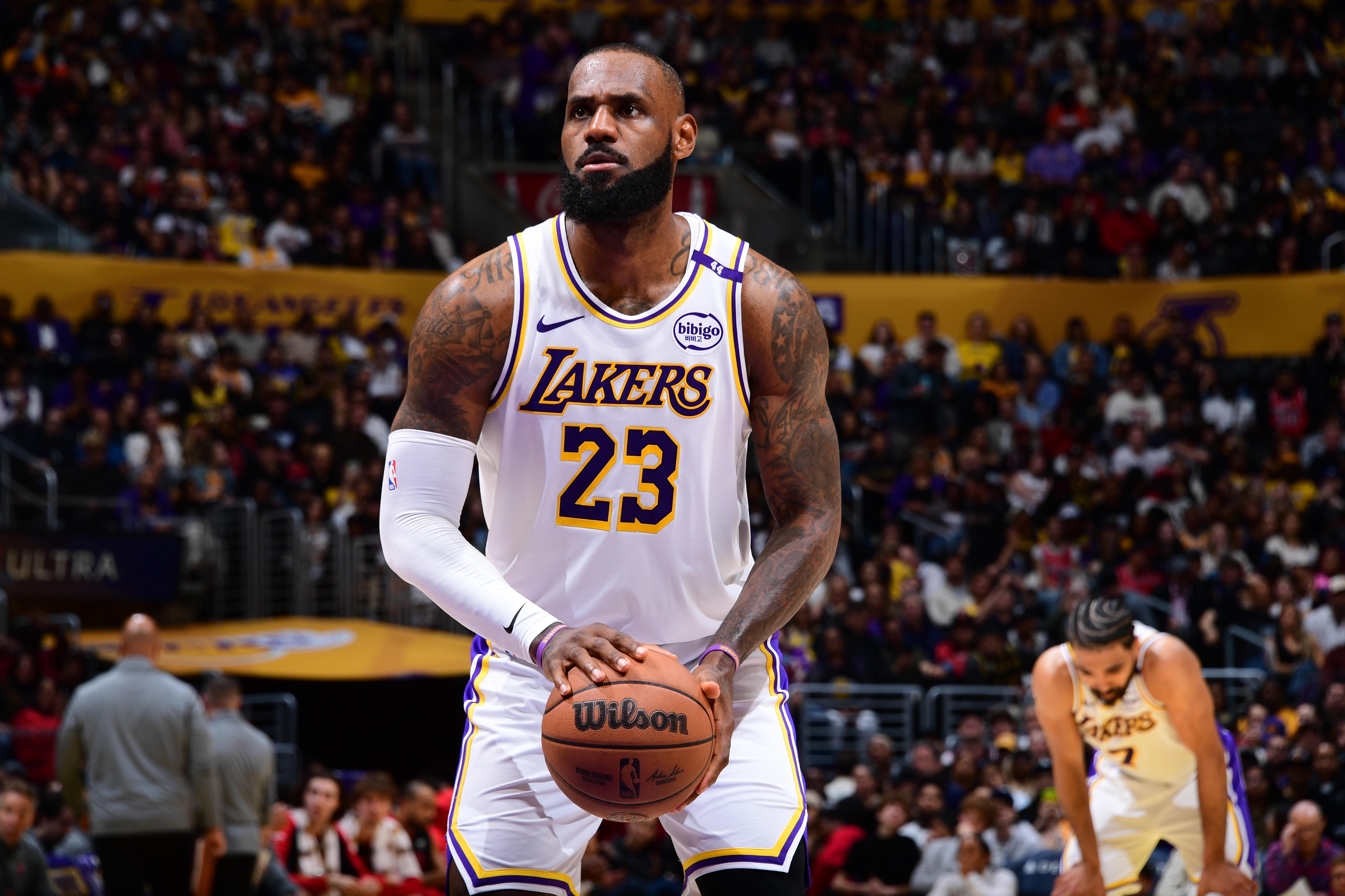Chicago Bulls v Los Angeles Lakers