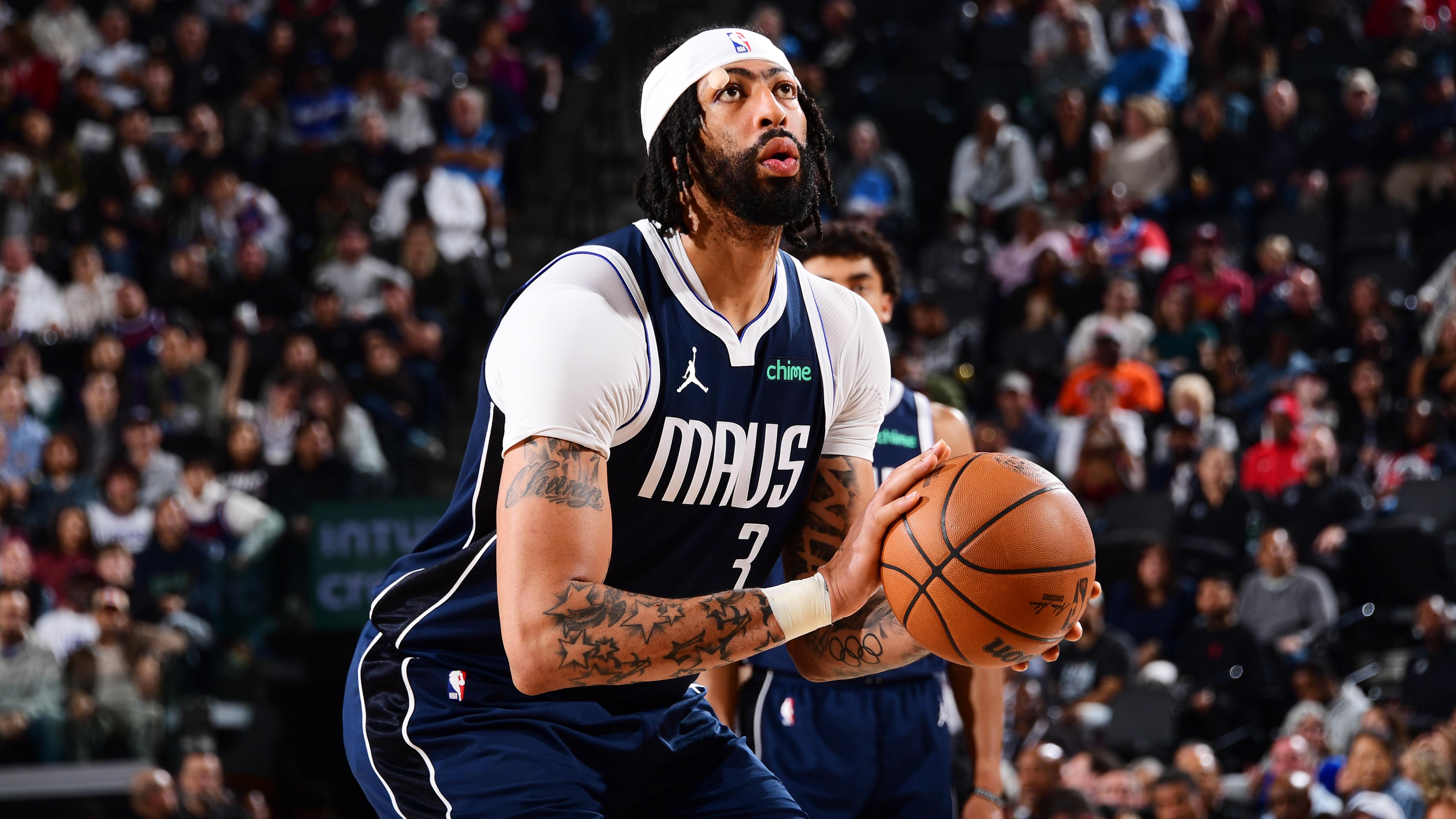 Dallas Mavericks v Los Angeles Clippers